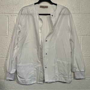 Green Town XS white button down scrub jacket with 2 front pockets